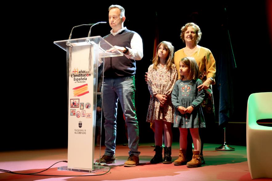Actos de la Constitución 2022 - Imagen del discurso de un miembro de una familia  homenajeada.