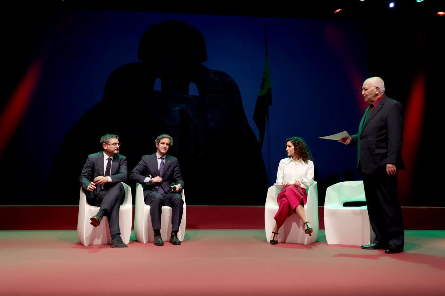 Actos de la Constitución 2022 - Imagen del escenario con  el alcalde Retolaza, el vicealcalde Sánchez Acera junto a los presentadores.