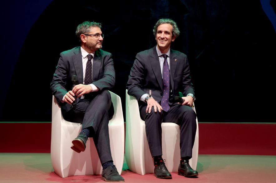 Actos de la Constitución 2022 - Primer plano del alcalde Retolaza sentado junto al vicealcalde Sánchez Acera.