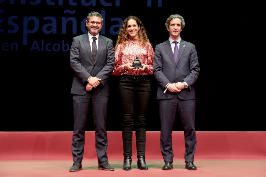 Actos de la Constitución 2022 - Posado del alcalde Retolaza, el vicealcalde Sánchez Acera con una  vecina galardonada.
