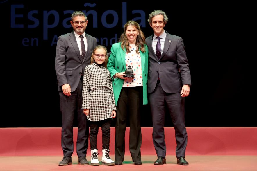 Actos de la Constitución 2022 - Posado del alcalde Retolaza, el vicealcalde Sánchez Acera con unos vecinos galardonados.
