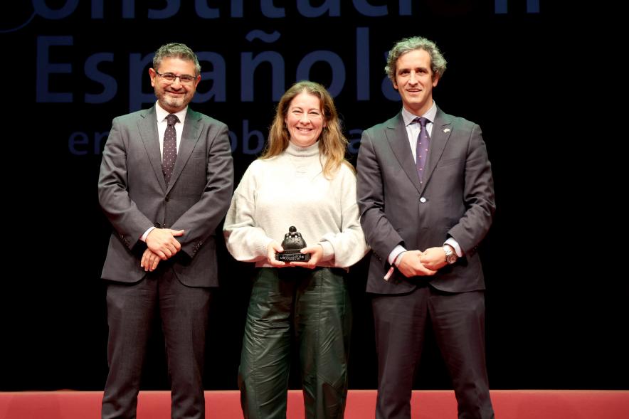 Actos de la Constitución 2022 - Posado del alcalde Retolaza, el vicealcalde Sánchez Acera con una  vecina galardonada.