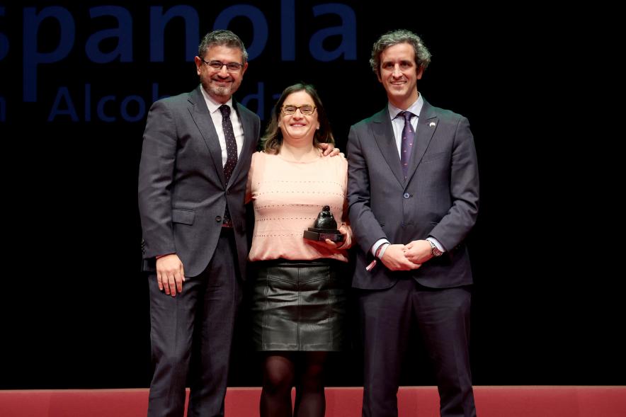 Actos de la Constitución 2022 - Posado del alcalde Retolaza, el vicealcalde Sánchez Acera con una  vecina galardonada.
