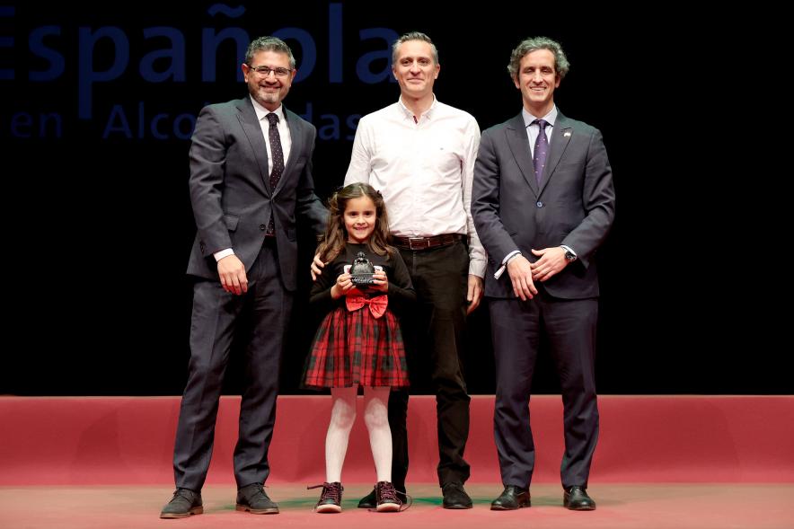 Actos de la Constitución 2022 - Posado del alcalde Retolaza, el vicealcalde Sánchez Acera con unos vecinos galardonados.