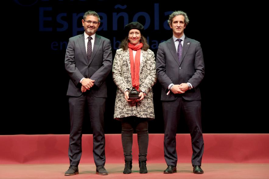 Actos de la Constitución 2022 - Posado del alcalde Retolaza, el vicealcalde Sánchez Acera con una  vecina galardonada.