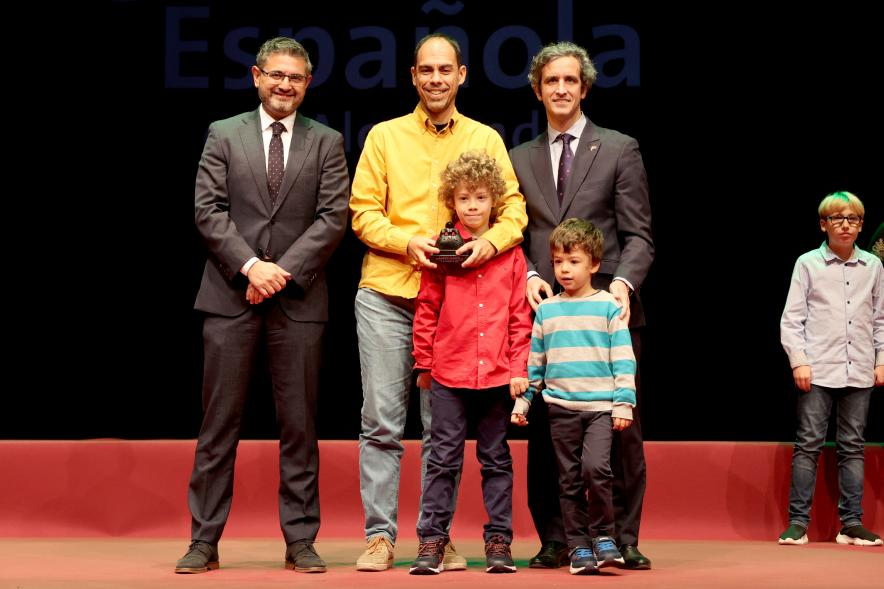 Actos de la Constitución 2022 - Posado del alcalde Retolaza, el vicealcalde Sánchez Acera con unos vecinos galardonados.