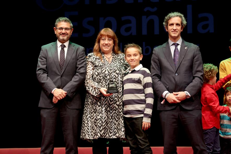 Actos de la Constitución 2022 - Posado del alcalde Retolaza, el vicealcalde Sánchez Acera con unos vecinos galardonados.