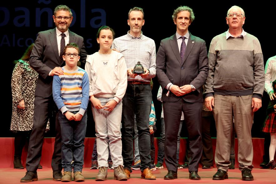 Actos de la Constitución 2022 - Posado del alcalde Retolaza, el vicealcalde Sánchez Acera con una familia galardonada.