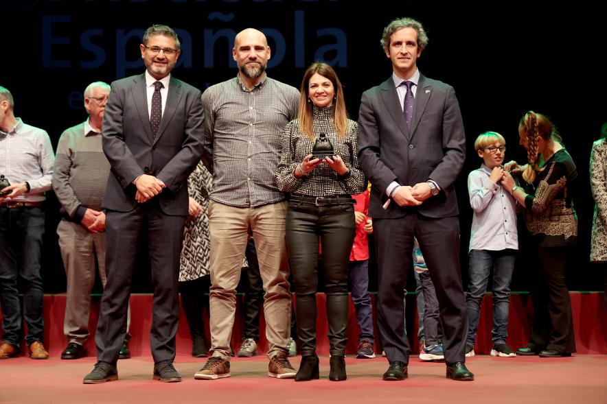 Actos de la Constitución 2022 - Posado del alcalde Retolaza, el vicealcalde Sánchez Acera con unos vecinos galardonados.