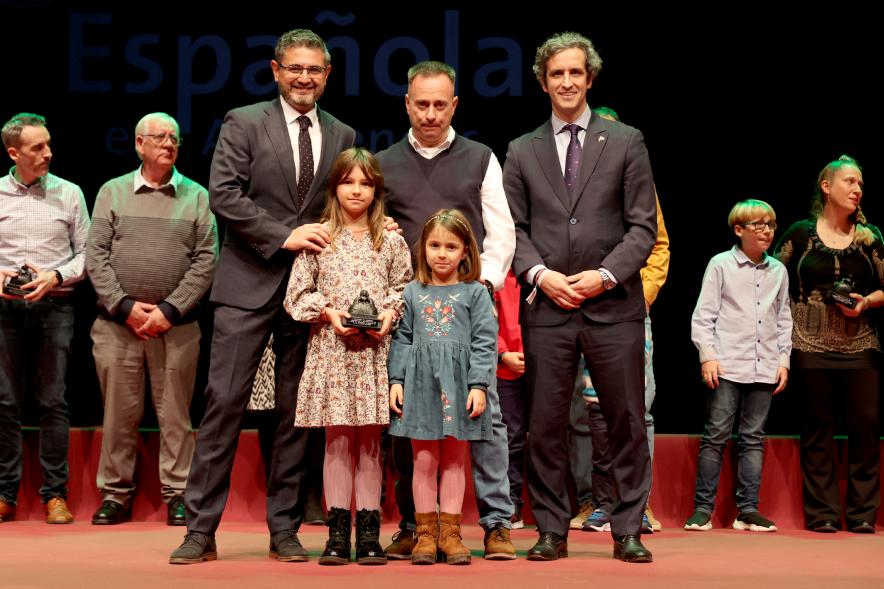 Actos de la Constitución 2022 - Posado del alcalde Retolaza, el vicealcalde Sánchez Acera con unos vecinos galardonados.
