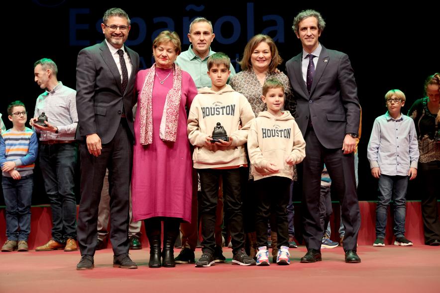 Actos de la Constitución 2022 - Posado del alcalde Retolaza, el vicealcalde Sánchez Acera con unos vecinos galardonados.