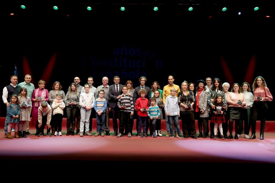 Actos de la Constitución 2022 - Posado del alcalde Retolaza, el vicealcalde Sánchez Acera  con todos los vecinos galardonados.