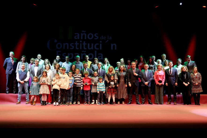 Actos de la Constitución 2022 - Posado del alcalde Retolaza, el vicealcalde Sánchez Acera  con todos los vecinos galardonados.