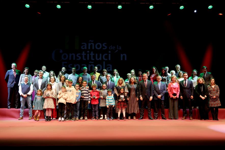 Actos de la Constitución 2022 - Posado del alcalde Retolaza, el vicealcalde Sánchez Acera  con todos los vecinos galardonados.
