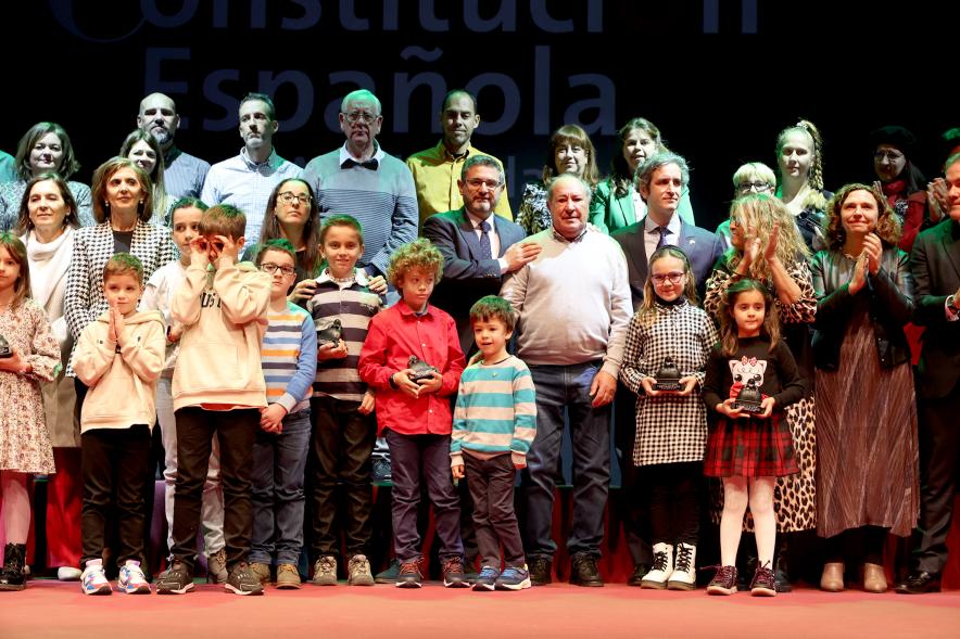Actos de la Constitución 2022 - Posado de D. José Caballero con las autoridades municipales y todos los alcobendenses homenajeados. 