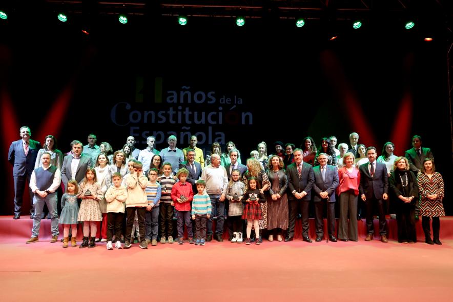  Actos de la Constitución 2022 - Posado de D. José Caballero con las autoridades municipales y todos los alcobendenses homenajeados. 