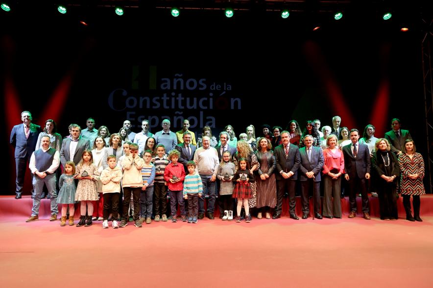 Actos de la Constitución 2022 - Plano general de todos los homenajeados,  D. José Caballero en el centro y las autoridades municipales.