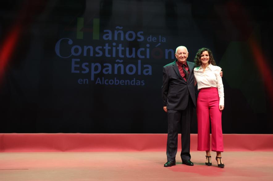 Actos de la Constitución 2022 - Posado de los presentadores en el escenario.