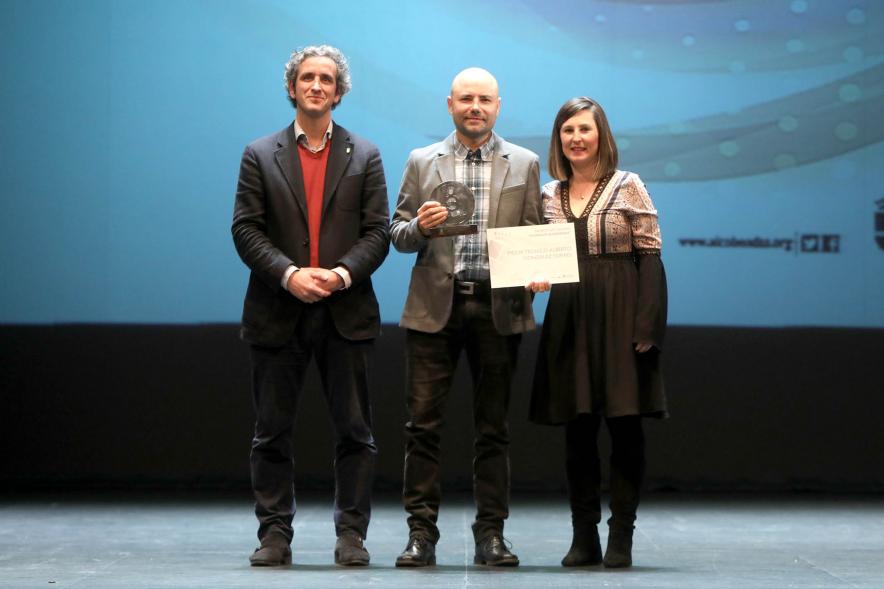 Gala del Deporte 2022 - Posado del alcalde Aitor Retolaza, la concejal de deportes y un galardonado.