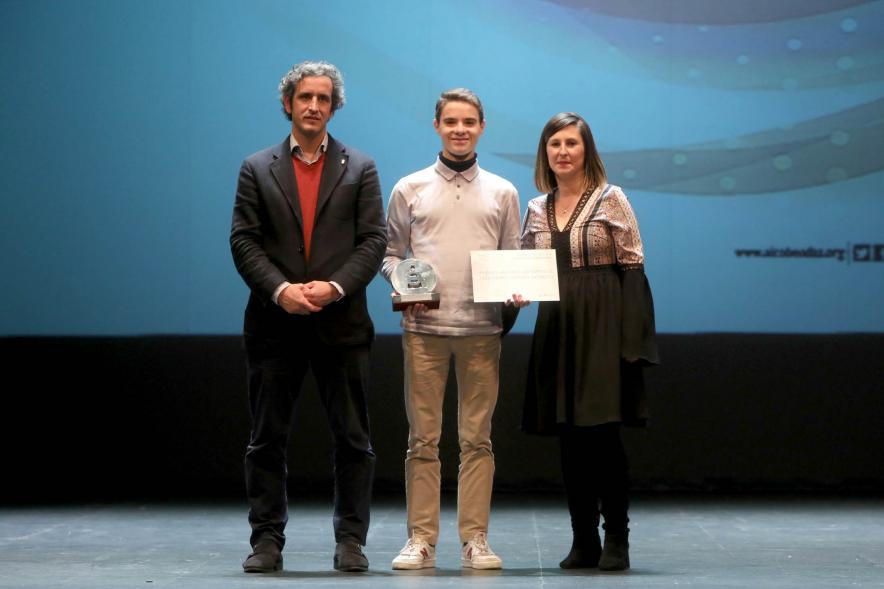 Gala del Deporte 2022 - Posado del alcalde Aitor Retolaza, la concejal de deportes y un galardonado.