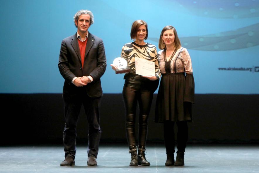 Gala del Deporte 2022 - Posado del alcalde Aitor Retolaza, la concejal de deportes y una galardonada.