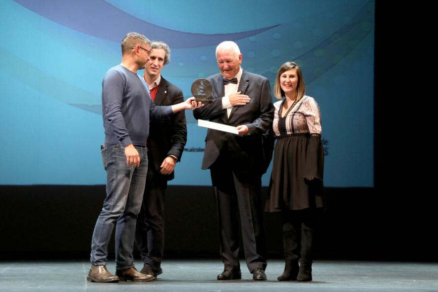 Gala del Deporte 2022 - Posado del alcalde Aitor Retolaza, el vicealcalde Sánchez Acera,   la concejal de deportes y un galardonado.