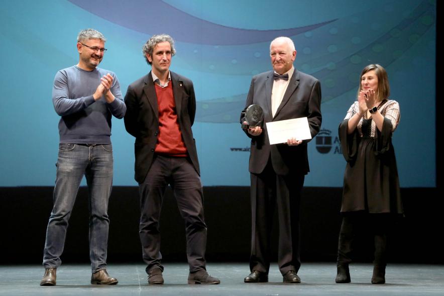 Gala del Deporte 2022 - Posado del alcalde Aitor Retolaza, el vicealcalde Sánchez Acera,   la concejal de deportes y un galardonado.