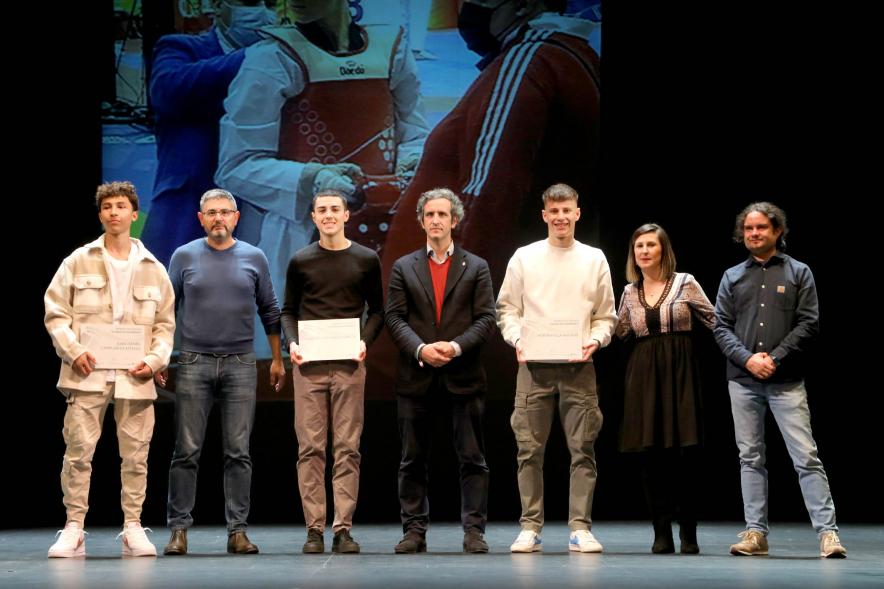 Gala del Deporte 2022 - Posado de las autoridades municipales con un grupo de jóvenes galardonados.
