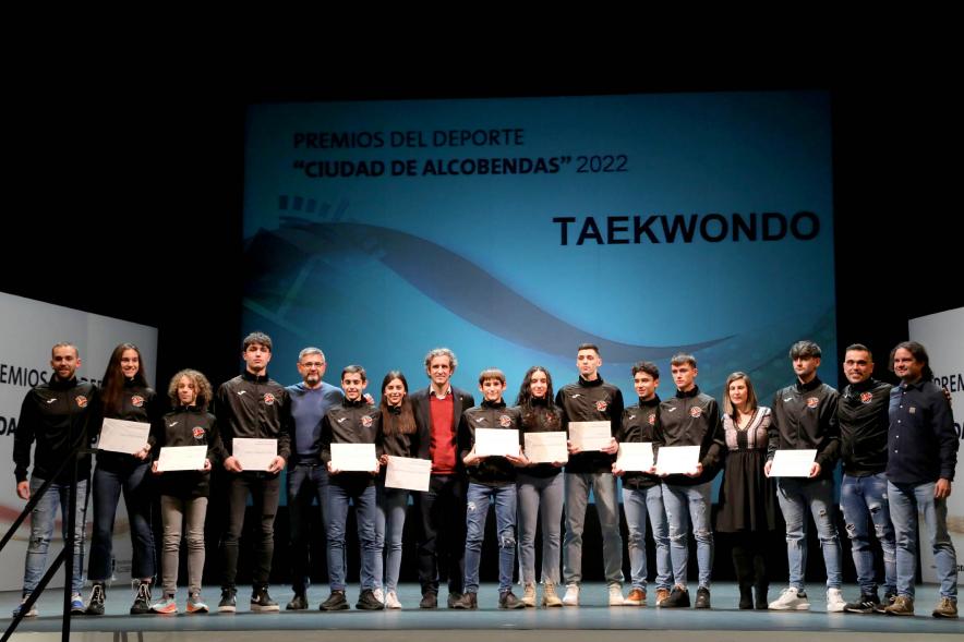 Gala del Deporte 2022 - Posado del equipo de Taekwondo con las autoridades municipales.