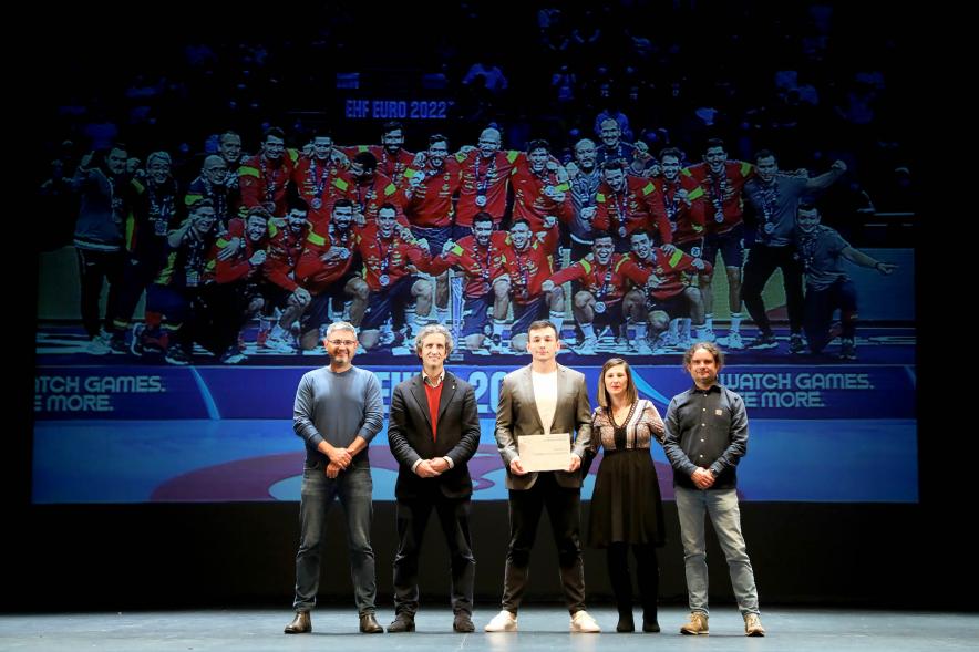 Gala del Deporte 2022 - Posado del alcalde Aitor Retolaza, el vicealcalde Sánchez Acera, varios concejales y un galardonado.