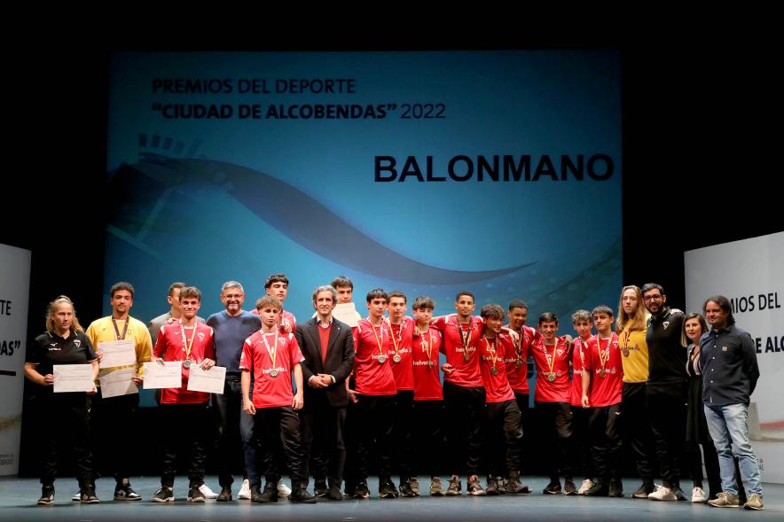 Gala del Deporte 2022 - Posado de la corporación municipal, con el equipo del Balonmano Alcobendas.