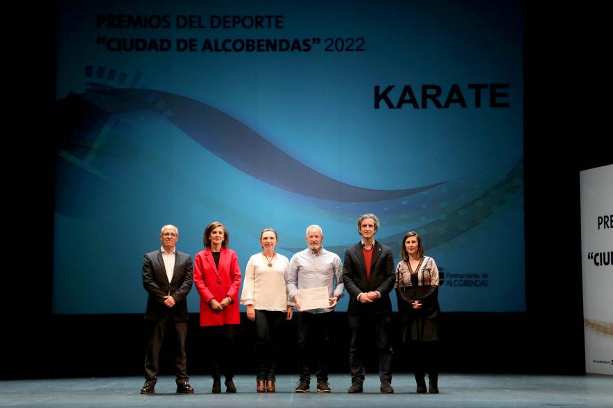 Gala del Deporte 2022 - Posado del alcalde Aitor Retolaza con la corporación municipal y un galardonado.