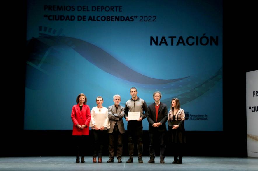 Gala del Deporte 2022 - Posado del alcalde Aitor Retolaza con la corporación municipal y un galardonado.