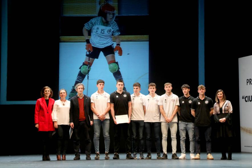 Gala del Deporte 2022 - Posado del equipo de hockey con el alcalde Aitor Retolaza y la corporación municipal.