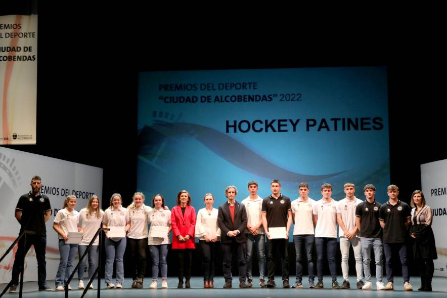 Gala del Deporte 2022 - Posado del equipo de hockey sobre patines con el alcalde Aitor Retolaza y la corporación municipal.