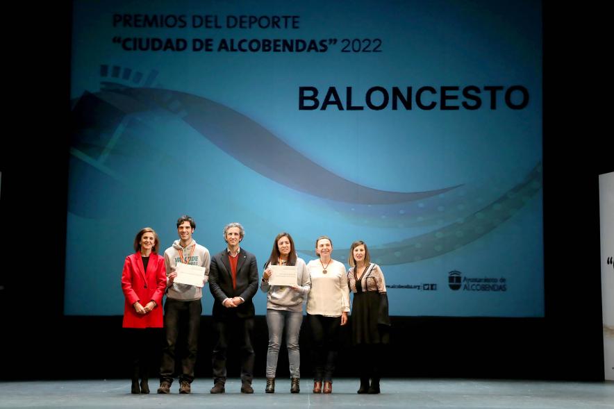 Gala del Deporte 2022 - Representantes del club Baloncesto, con las autoridades municipales. 