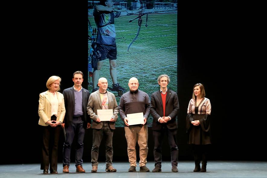 Gala del Deporte 2022- Representantes del equipo de tiro con arco galardonados  con las autoridades municipales.