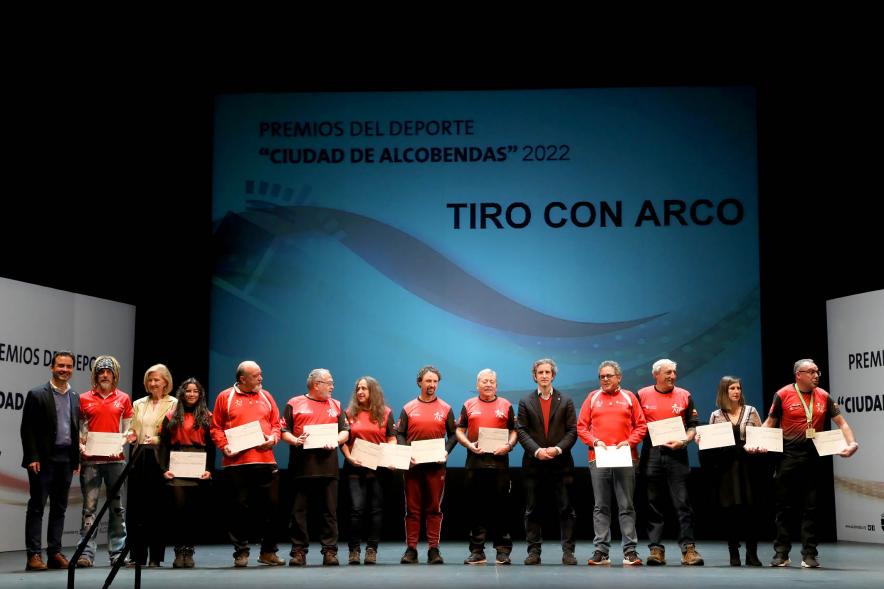 Gala del Deporte 2022- Representantes del equipo de tiro con arco galardonados  con las autoridades municipales.