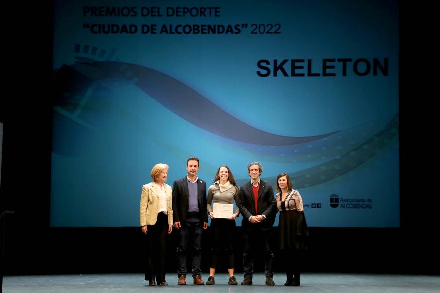 Gala del Deporte 2022 - Posado de las galardonadas de Skeleton con el alcalde Aitor Retolaza.