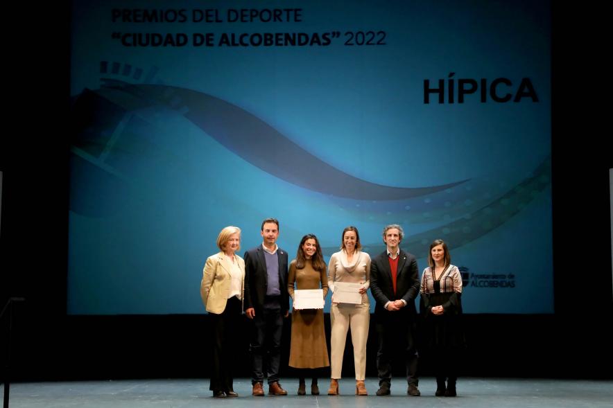 Gala del Deporte 2022 -  Posado del alcalde Aitor Retolaza con los miembros de hípica.
