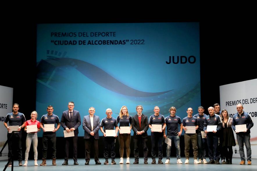 Gala del Deporte 2022 - Posado de los galardonados del equipo de Judo y las autoridades municipales.