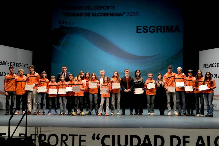 Gala del Deporte 2022 - Posado de los galardonados del equipo de esgrima y las autoridades municipales