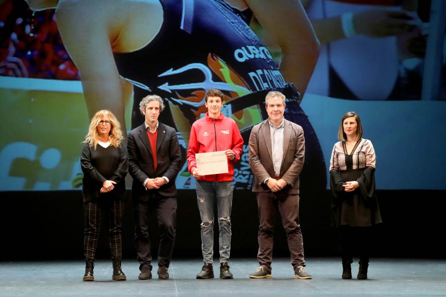 Gala del Deporte 2022 - Posado del alcalde Aitor Retolaza y miembros de la corporación municipal con un deportista galardonado.