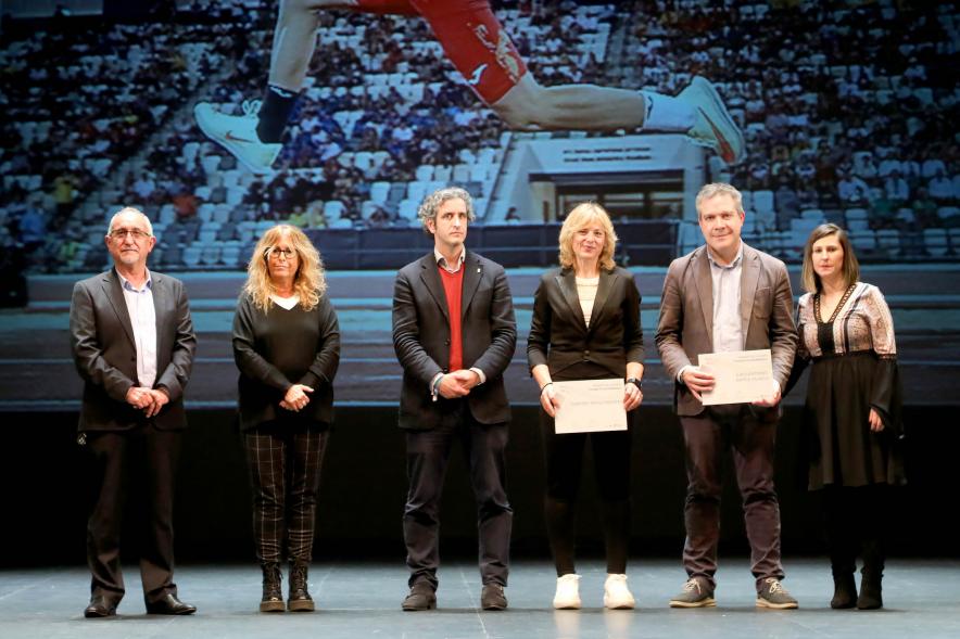 Gala del Deporte 2022 - Posado del alcalde Aitor Retolaza con varios miembros de la corporación municipal premiados.