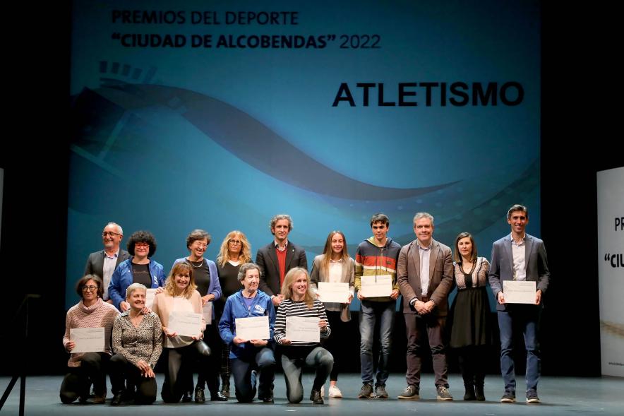 Gala del Deporte 2022 - Posado de los galardonados del equipo de Atletismo y las autoridades municipales.