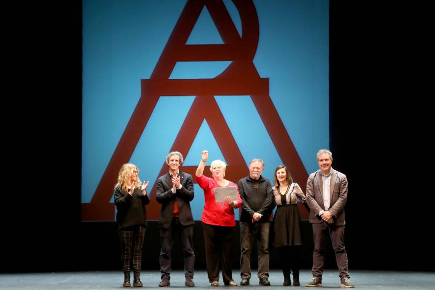 Gala del Deporte 2022 - Posado del alcalde Aitor Retolaza y miembros de la corporación municipal con varios galardonados.