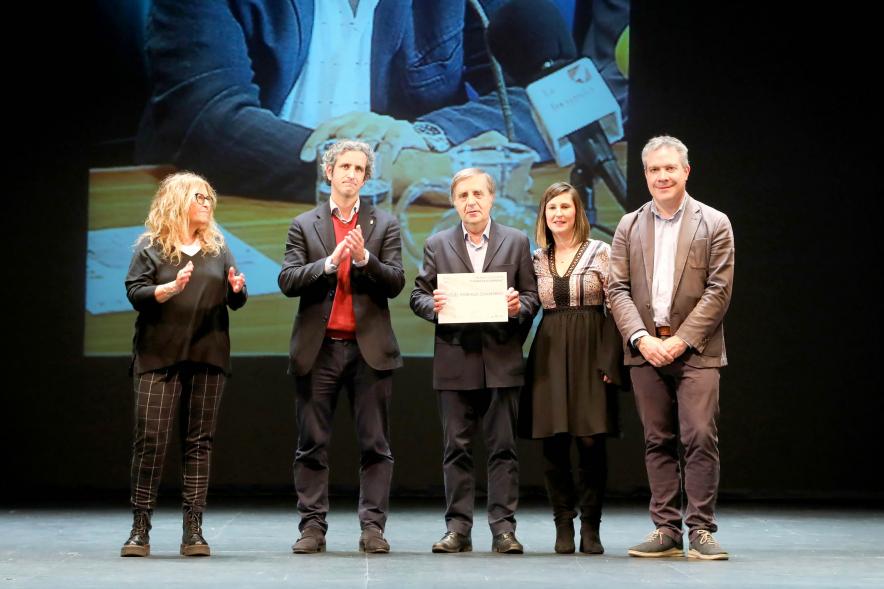 Gala del Deporte 2022 - Varios profesionales galardonados posan con el alcalde Aitor Retolaza y dos concejales .    