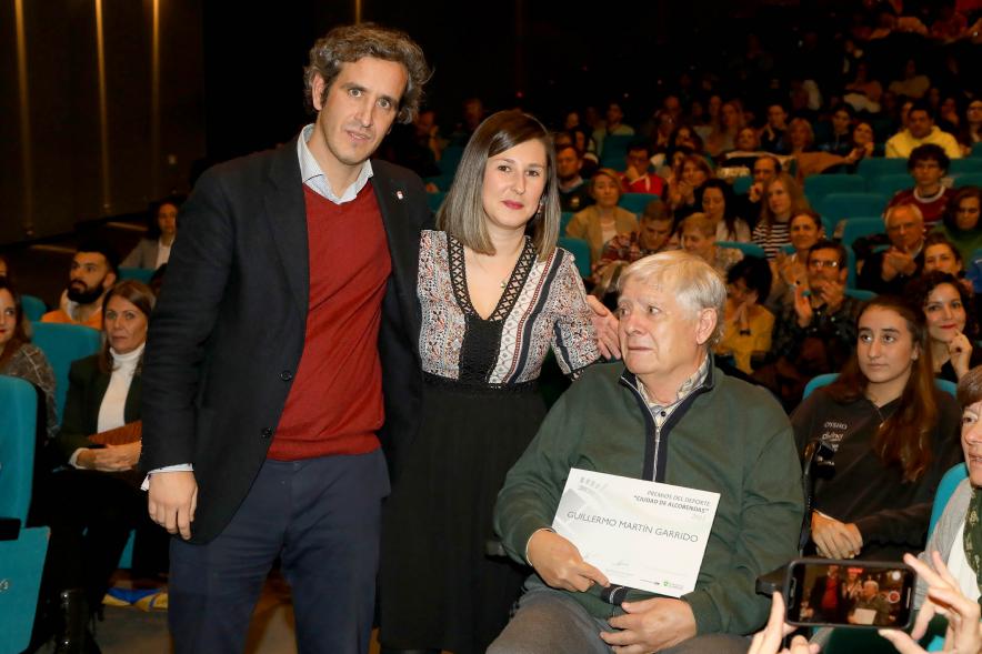 Gala del Deporte 2022 -  El alcalde Aitor Retolaza, la concejal María Espín,  posan con un  mayor galardonado.