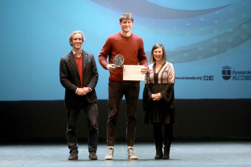 Gala del Deporte 2022- Gala del Deporte 2022 - Posado del alcalde Aitor Retolaza, la concejal de deportes y un galardonado.