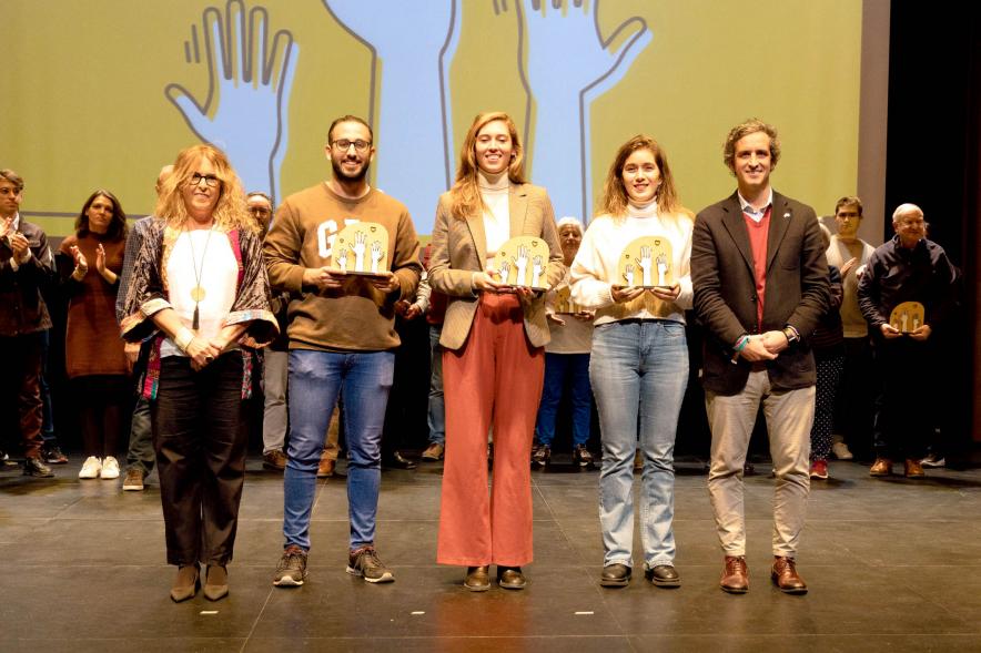     Gala del Voluntariado 2022 - Posado de tres homenajeados con el alcalde Retolaza.